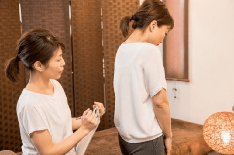 猫背の女性